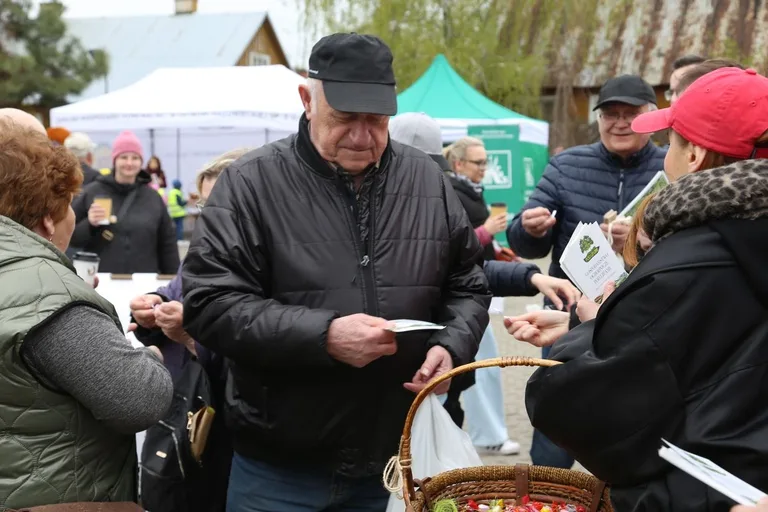 Przynieśli surowce wtórne, dostali rośliny. Nasza akcja: Piknik na zielono w Ostrowi Mazowieckiej. Zdjęcia, wideo