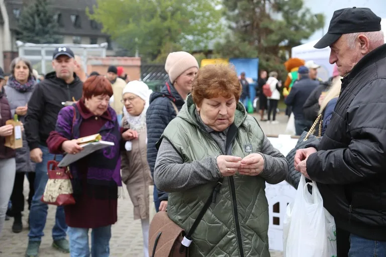 Przynieśli surowce wtórne, dostali rośliny. Nasza akcja: Piknik na zielono w Ostrowi Mazowieckiej. Zdjęcia, wideo