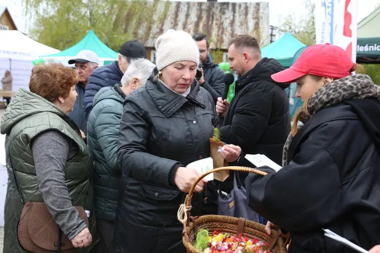Przynieśli surowce wtórne, dostali rośliny. Nasza akcja: Piknik na zielono w Ostrowi Mazowieckiej. Zdjęcia, wideo