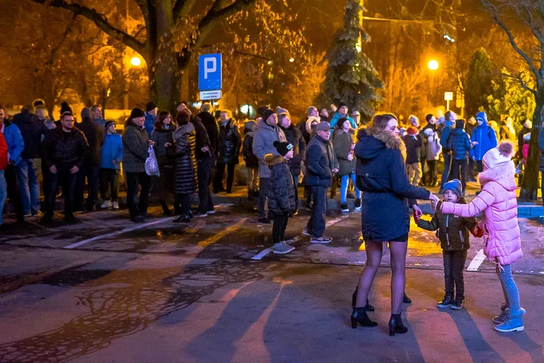Mieszkańcy Ostrowi przywitali Nowy Rok (zdjęcia, wideo)