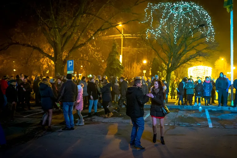 Mieszkańcy Ostrowi przywitali Nowy Rok (zdjęcia, wideo)