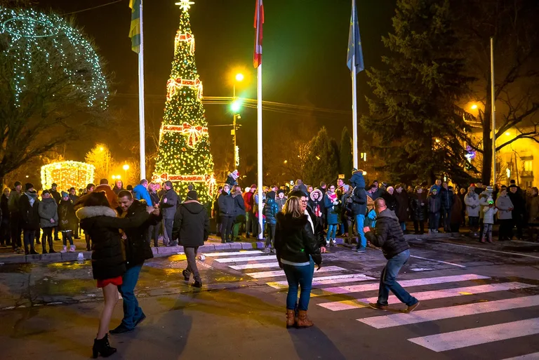 Mieszkańcy Ostrowi przywitali Nowy Rok (zdjęcia, wideo)