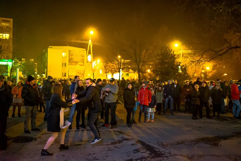 Mieszkańcy Ostrowi przywitali Nowy Rok (zdjęcia, wideo)