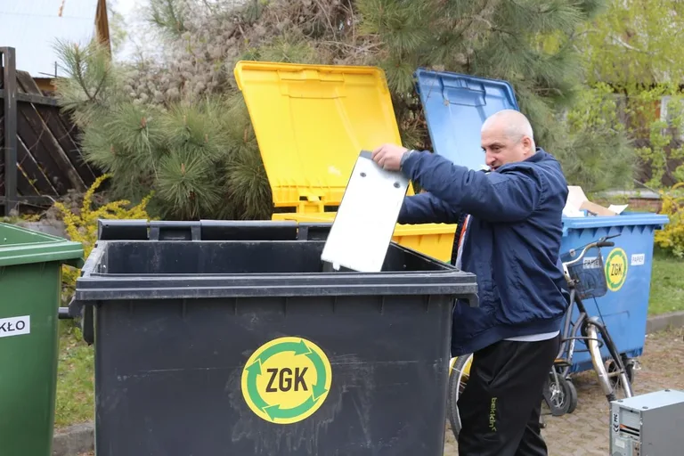 Przynieśli surowce wtórne, dostali rośliny. Nasza akcja: Piknik na zielono w Ostrowi Mazowieckiej. Zdjęcia, wideo