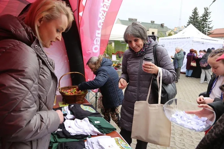 Przynieśli surowce wtórne, dostali rośliny. Nasza akcja: Piknik na zielono w Ostrowi Mazowieckiej. Zdjęcia, wideo