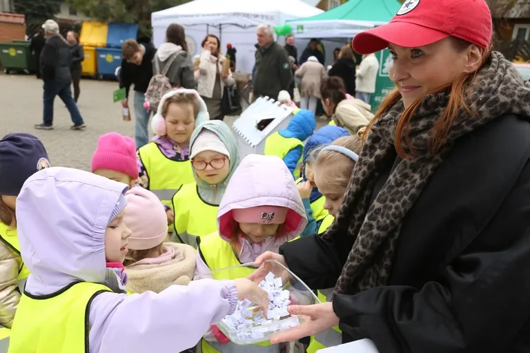 Przynieśli surowce wtórne, dostali rośliny. Nasza akcja: Piknik na zielono w Ostrowi Mazowieckiej. Zdjęcia, wideo