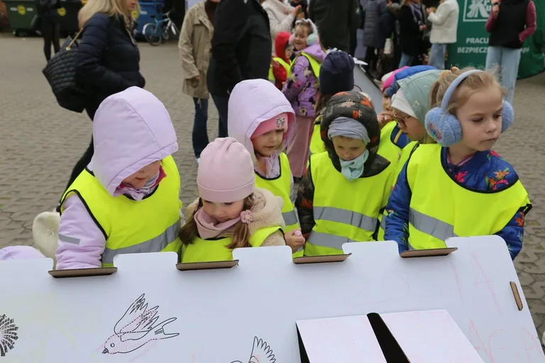 Przynieśli surowce wtórne, dostali rośliny. Nasza akcja: Piknik na zielono w Ostrowi Mazowieckiej. Zdjęcia, wideo