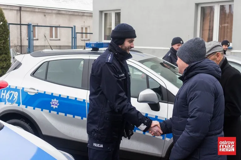 Ostrowscy policjanci z nowymi radiowozami (zdjęcia)
