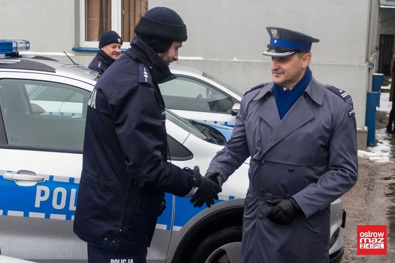 Ostrowscy policjanci z nowymi radiowozami (zdjęcia)