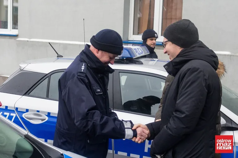 Ostrowscy policjanci z nowymi radiowozami (zdjęcia)