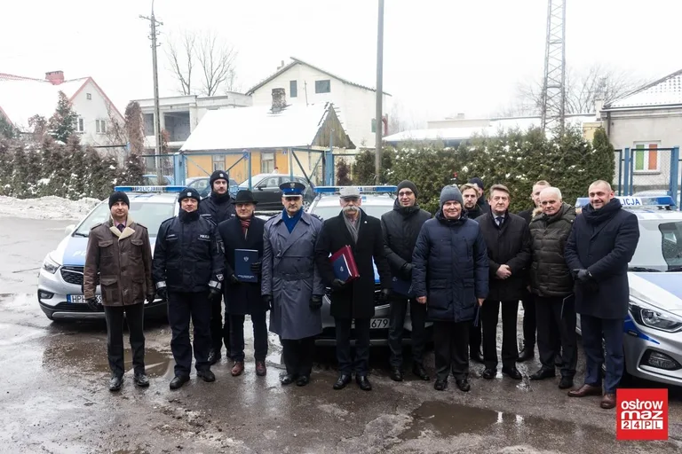 Ostrowscy policjanci z nowymi radiowozami (zdjęcia)