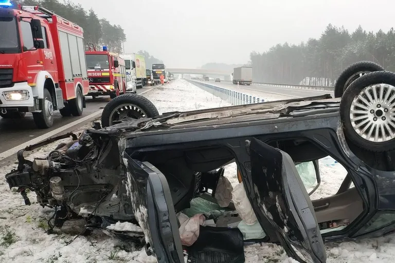 Wypadek na S8. Zderzenie osobówki z cysterną (zdjęcia)
