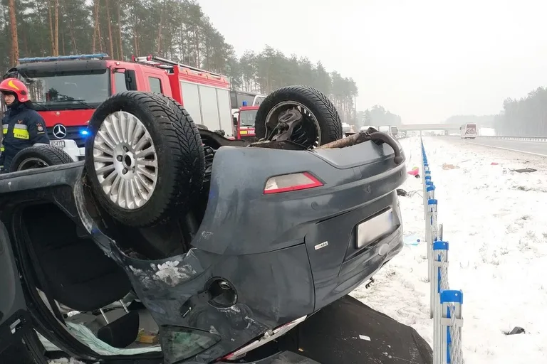Wypadek na S8. Zderzenie osobówki z cysterną (zdjęcia)