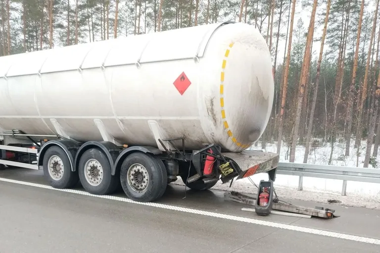 Wypadek na S8. Zderzenie osobówki z cysterną (zdjęcia)