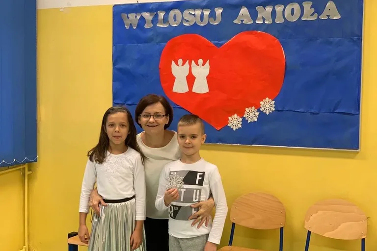 "Aniołki" przygotowały kartki świąteczne dla chorych dzieci (zdjęcia)