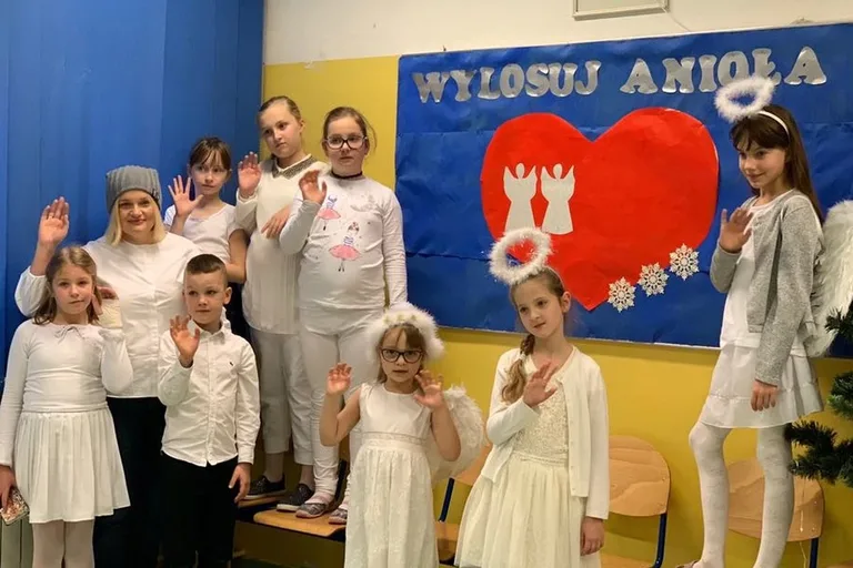 "Aniołki" przygotowały kartki świąteczne dla chorych dzieci (zdjęcia)