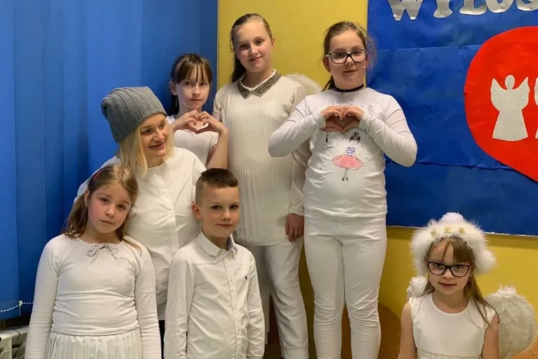 "Aniołki" przygotowały kartki świąteczne dla chorych dzieci (zdjęcia)