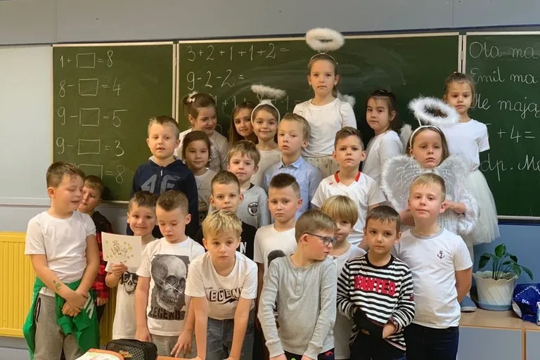 "Aniołki" przygotowały kartki świąteczne dla chorych dzieci (zdjęcia)