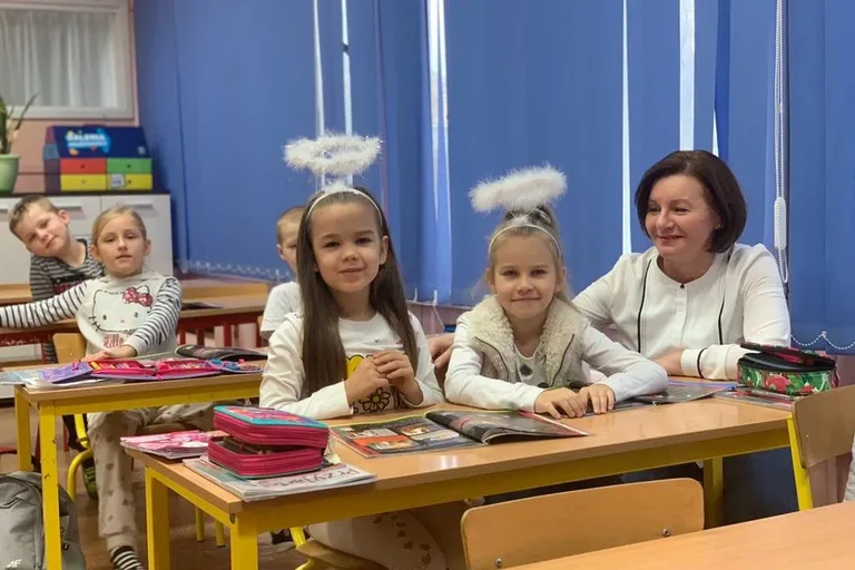"Aniołki" przygotowały kartki świąteczne dla chorych dzieci (zdjęcia)