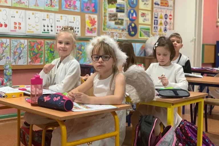 "Aniołki" przygotowały kartki świąteczne dla chorych dzieci (zdjęcia)