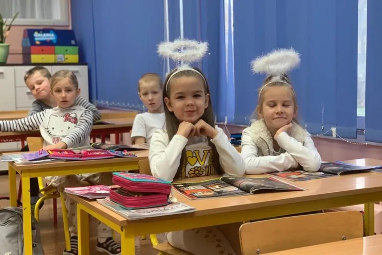 "Aniołki" przygotowały kartki świąteczne dla chorych dzieci (zdjęcia)