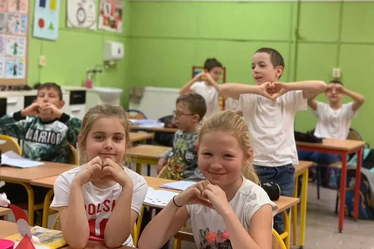 "Aniołki" przygotowały kartki świąteczne dla chorych dzieci (zdjęcia)