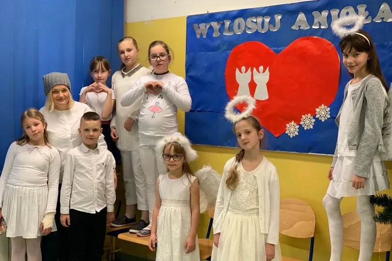 "Aniołki" przygotowały kartki świąteczne dla chorych dzieci (zdjęcia)