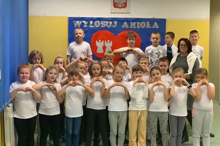 "Aniołki" przygotowały kartki świąteczne dla chorych dzieci (zdjęcia)