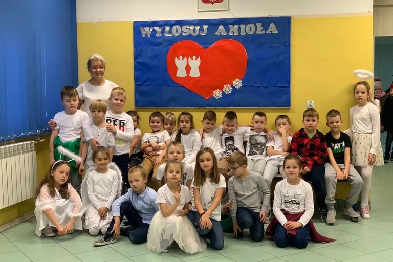 "Aniołki" przygotowały kartki świąteczne dla chorych dzieci (zdjęcia)