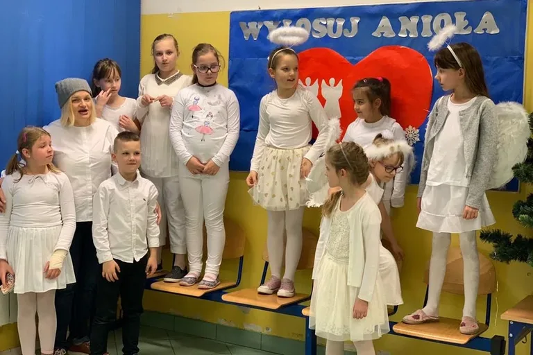 "Aniołki" przygotowały kartki świąteczne dla chorych dzieci (zdjęcia)