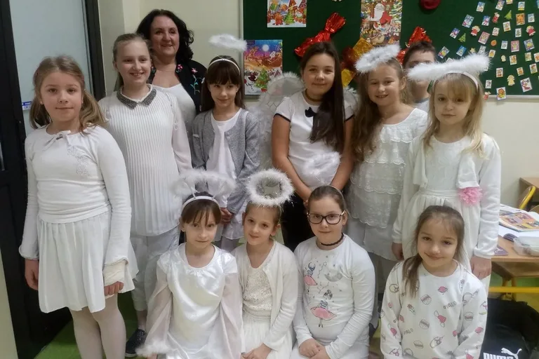 "Aniołki" przygotowały kartki świąteczne dla chorych dzieci (zdjęcia)