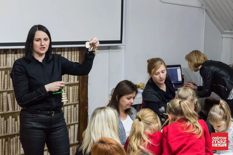 Świąteczne warsztaty w ostrowskiej bibliotece (zdjęcia, wideo)