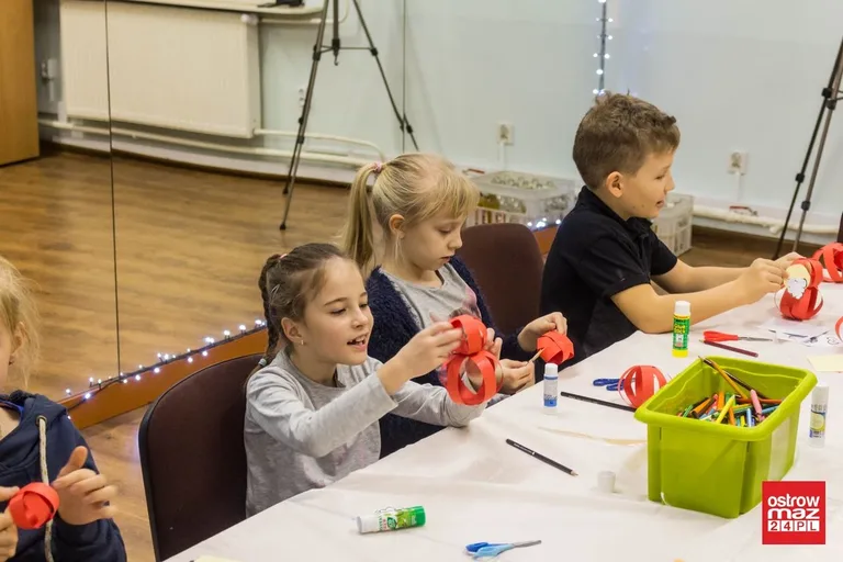 Świąteczne warsztaty plastyczne w MDK (zdjęcia, wideo)