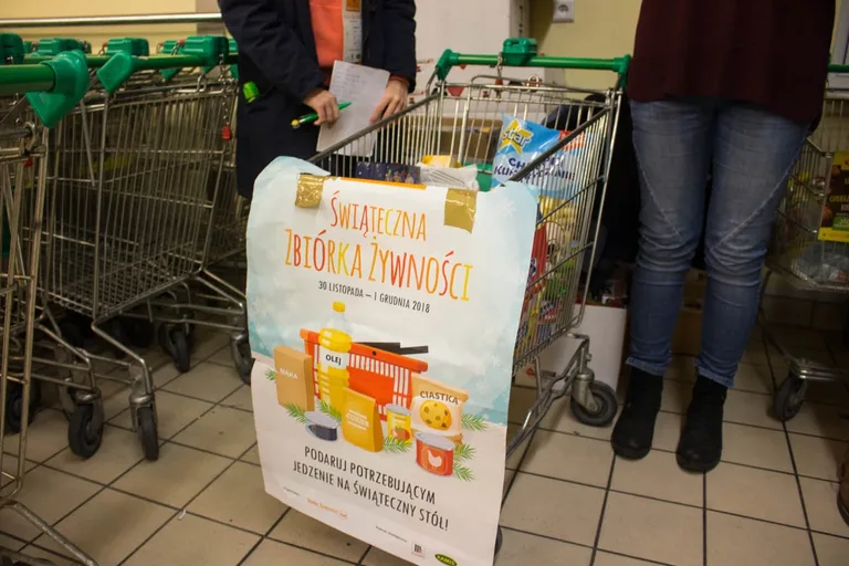 Świąteczna Zbiórka Żywności w Ostrowi Mazowieckiej (zdjęcia)