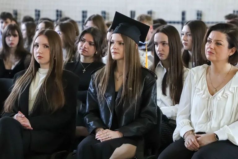 Koniec szkoły, czas na maturę. Uczniowie "Koperniczka" pożegnali szkolne ławki (zdjęcia, wideo)