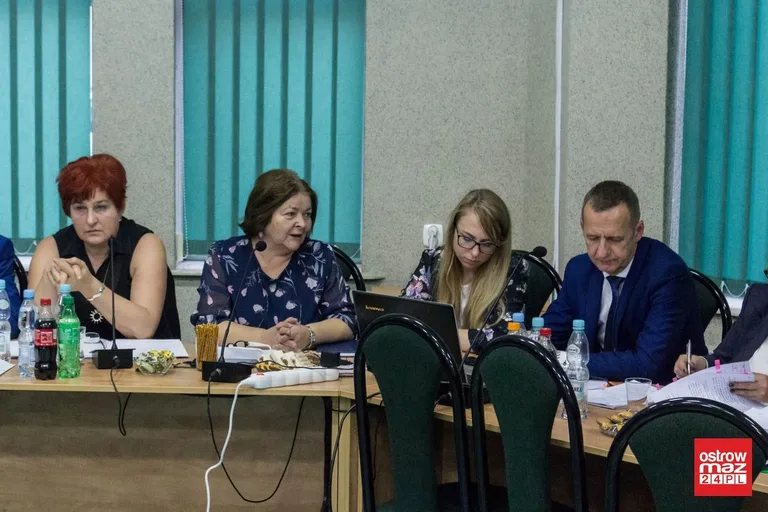 Płeć piękna opanowana radę gminy Ostrów Mazowiecka (zdjęcia, wideo)