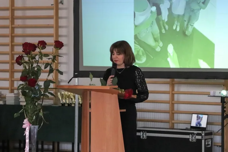 Koniec szkoły, czas na maturę. Uczniowie "Koperniczka" pożegnali szkolne ławki (zdjęcia, wideo)