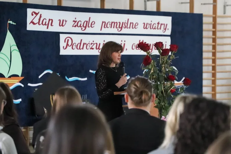 Koniec szkoły, czas na maturę. Uczniowie "Koperniczka" pożegnali szkolne ławki (zdjęcia, wideo)