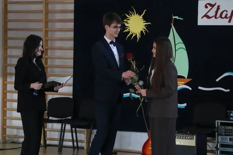 Koniec szkoły, czas na maturę. Uczniowie "Koperniczka" pożegnali szkolne ławki (zdjęcia, wideo)