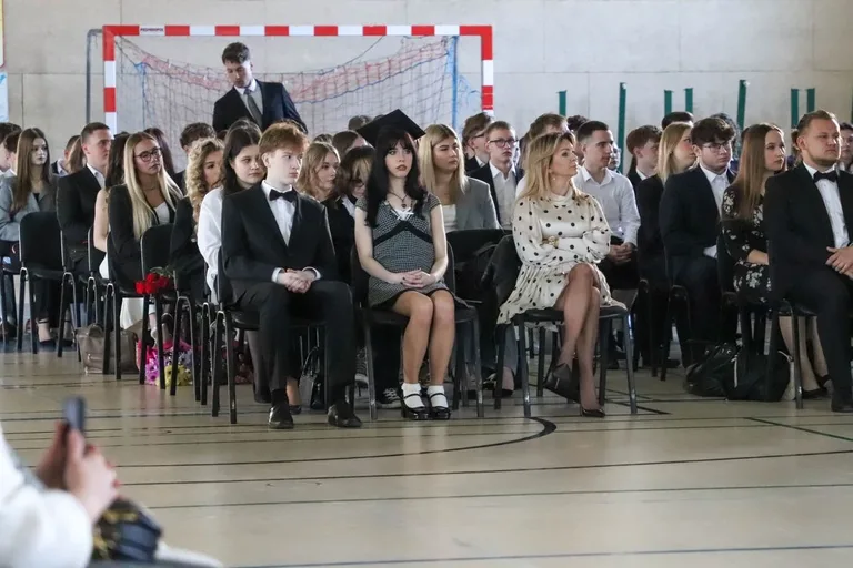 Koniec szkoły, czas na maturę. Uczniowie "Koperniczka" pożegnali szkolne ławki (zdjęcia, wideo)