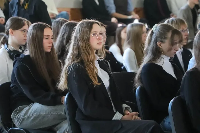 Koniec szkoły, czas na maturę. Uczniowie "Koperniczka" pożegnali szkolne ławki (zdjęcia, wideo)