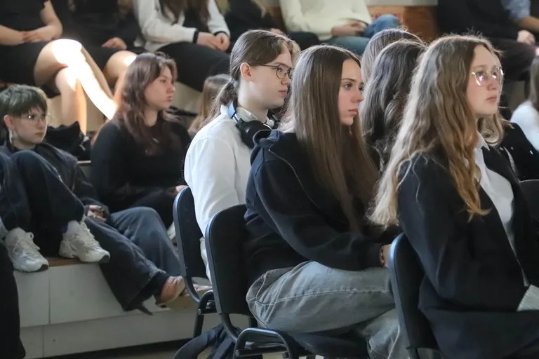 Koniec szkoły, czas na maturę. Uczniowie "Koperniczka" pożegnali szkolne ławki (zdjęcia, wideo)