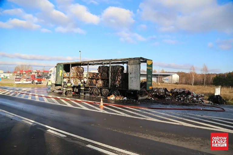 Pożar makulatury w ciężarówce (zdjęcia)