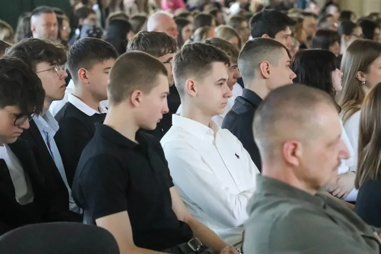 Koniec szkoły, czas na maturę. Uczniowie "Koperniczka" pożegnali szkolne ławki (zdjęcia, wideo)