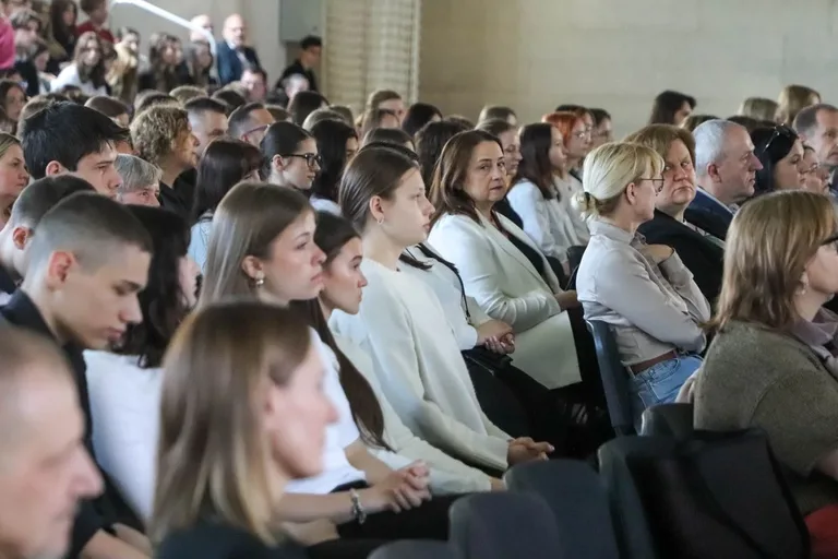 Koniec szkoły, czas na maturę. Uczniowie "Koperniczka" pożegnali szkolne ławki (zdjęcia, wideo)