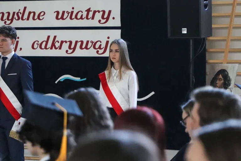Koniec szkoły, czas na maturę. Uczniowie "Koperniczka" pożegnali szkolne ławki (zdjęcia, wideo)