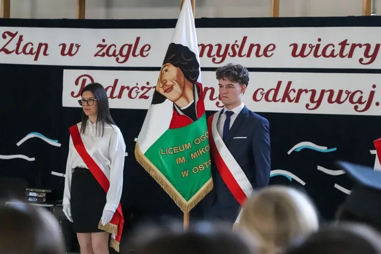 Koniec szkoły, czas na maturę. Uczniowie "Koperniczka" pożegnali szkolne ławki (zdjęcia, wideo)
