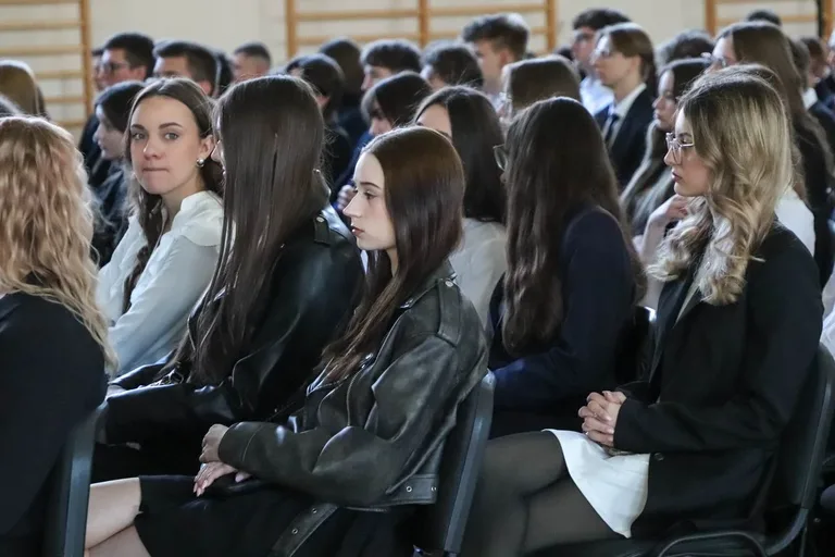 Koniec szkoły, czas na maturę. Uczniowie "Koperniczka" pożegnali szkolne ławki (zdjęcia, wideo)