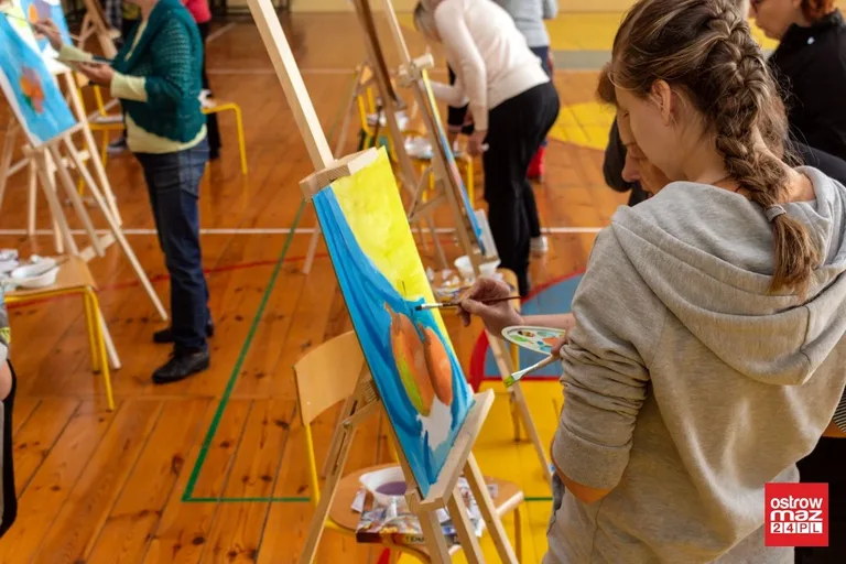 Wspólne malowanie seniorów i uczniów ZSS w Starym Lubiejewie (zdjęcia)