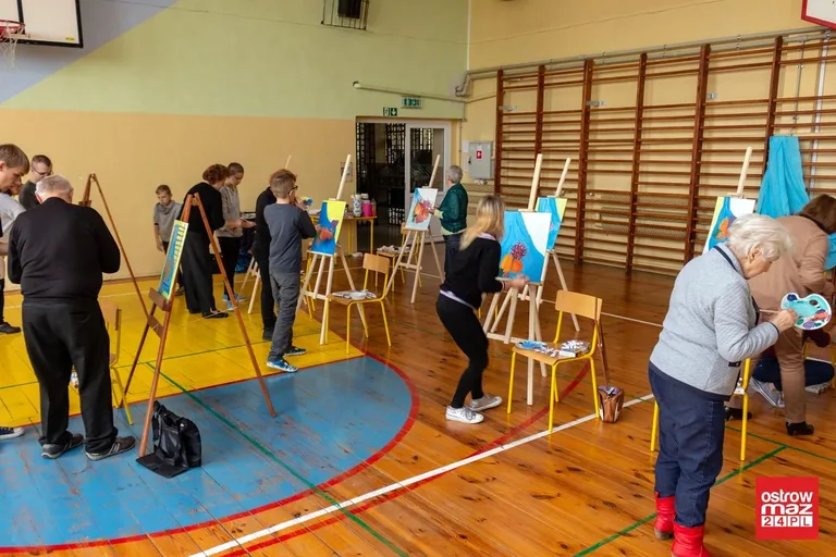 Wspólne malowanie seniorów i uczniów ZSS w Starym Lubiejewie (zdjęcia)